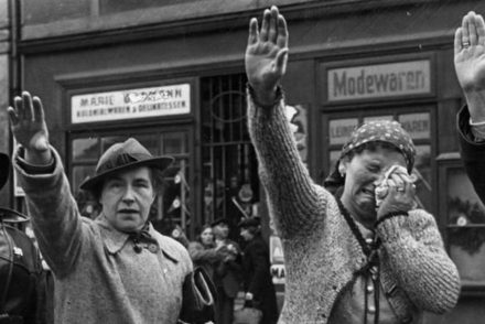 Korabeli esszék bizonyítják: a német nők vallásos áhítattal tekintettek Hitlerre