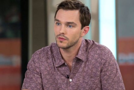 Nicholas Hoult: Szétröhögtem a szexjeleneteket a The Great forgatásán