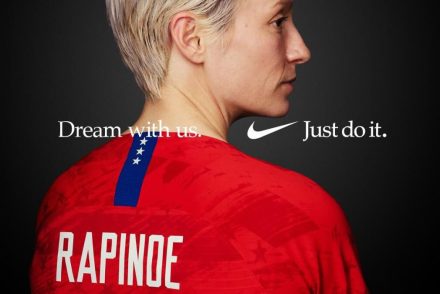 Megan Rapinoe-t, az amerikai női futballcsapat játékosának poszterét vandálok piszkították be