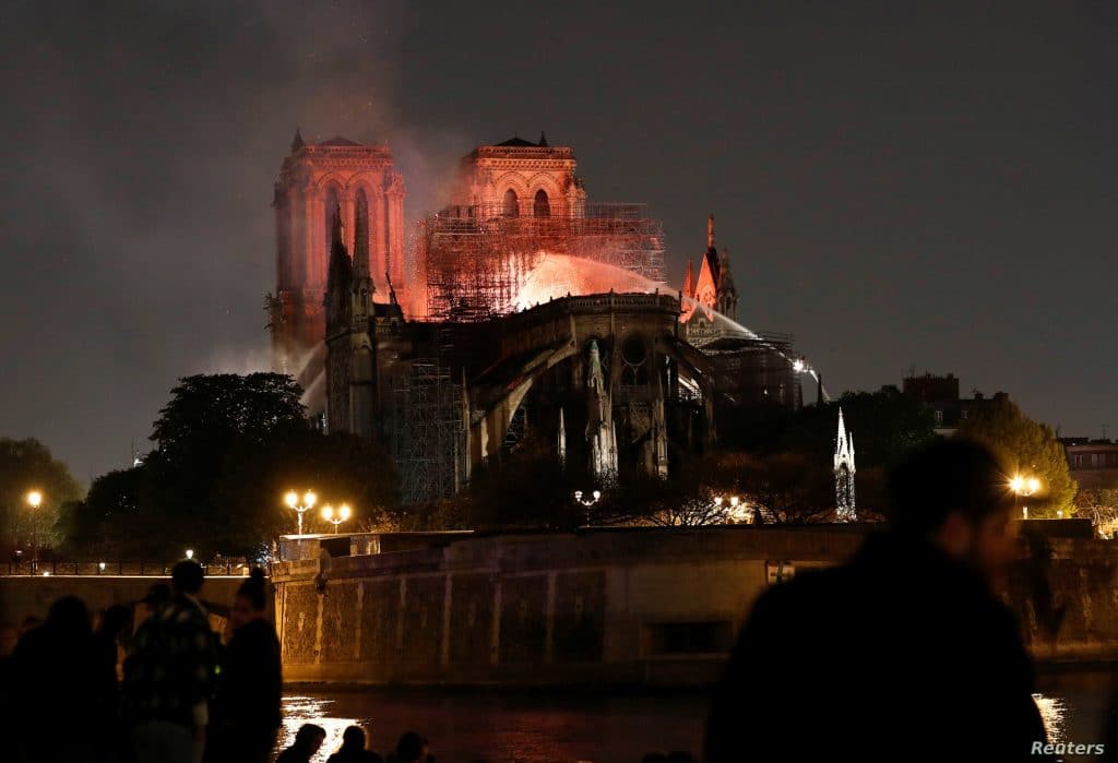 Notre Dame Tuzvesz Ujjaepitese Eredeti Formaja Emmanuel Macron Scaled 1