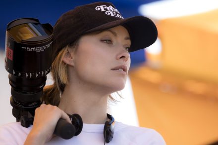 Olivia Wilde Don’t Worry Darling thrillerét Shia Labeouf-val, Chris Pine-nal és Florence Pugh-gal forgatja