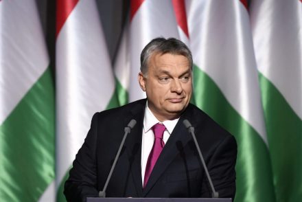 Videóban jelentette be Orbán Viktor: Feloldja Budapesten a korlátozásokat
