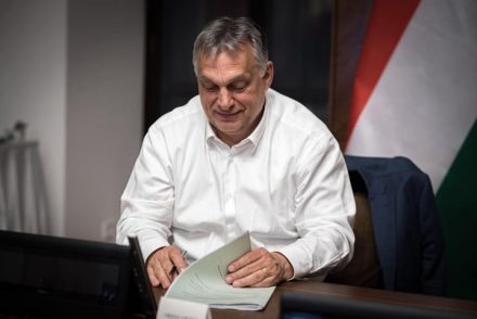 Orbán Viktor a Labdarúgás és tudomány című kötetet ajánlja