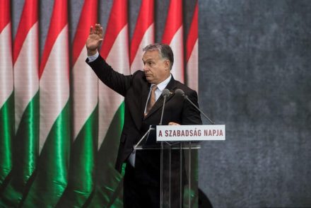 Nincs Orbán Viktornak megtakarított pénze, a Kétfarkú Kutya Párt küldött neki zsebpénzt
