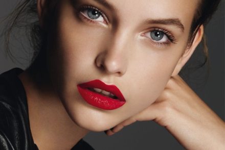 Palvin Barbara a Versace pazar ruhájában jelent meg, Milánóban