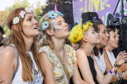 Szabad szivárványos zászlót lobogtatni és azzal csókolózunk, akivel csak akarunk – Sziget 2019