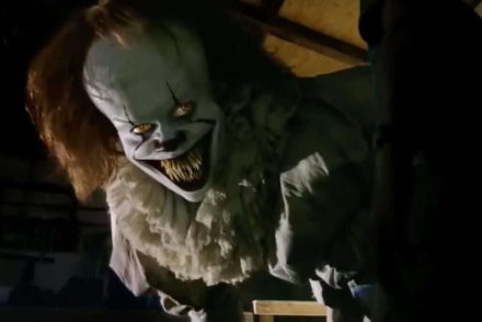 Bill Skarsgard megtanítja, milyen egy vérbeli Pennywise-vigyor