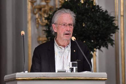 Több száz tüntető zavarta meg Peter Handke Nobel-díjának az átadását