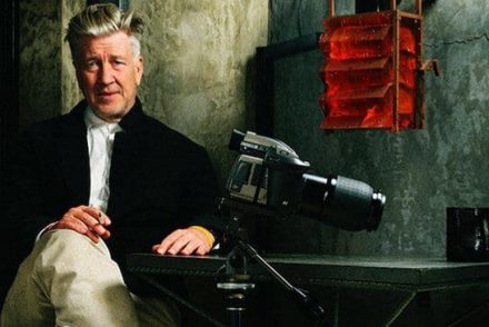 Az „őrült zseni” videóban üzent a magyaroknak – David Lynch tárlata hamarosan startol