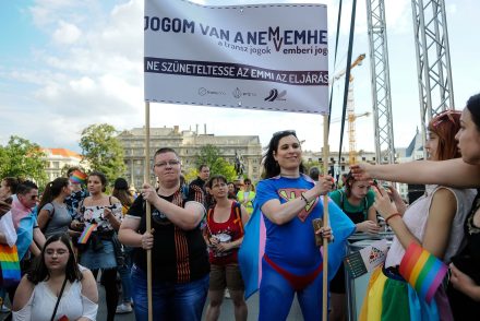 “Csak azt akarjuk, ami mindenki másnak egyértelmű” – Tüntetést szerveznek a nem- és névváltoztatási kérelmek ügyért