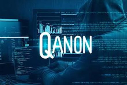 Lelepleződött a Facebookon összeesküvés-elméleteket terjesztő QAnon csoport