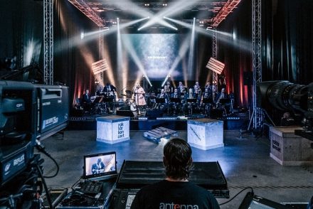 A zenészek mellett NER-vállalkozókat is segít a raktárkoncert-sorozat