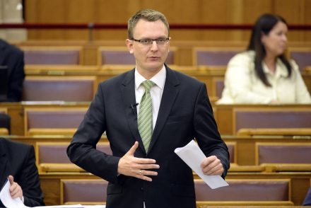 Rétvári Bence, az EMMI államtitkára szerint tapsolniuk kellene a feministáknak, hogy szabadon választhatnak