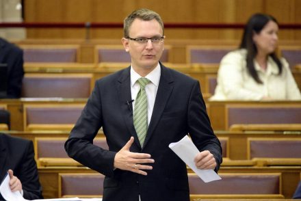 Rétvári Bence véletlenül elismerte: keveset tesztel Magyarország