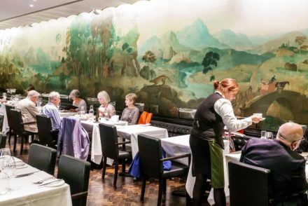 A Tate Britain átalakítja éttermét a rasszista elemeket megörökítő falfestmény miatt