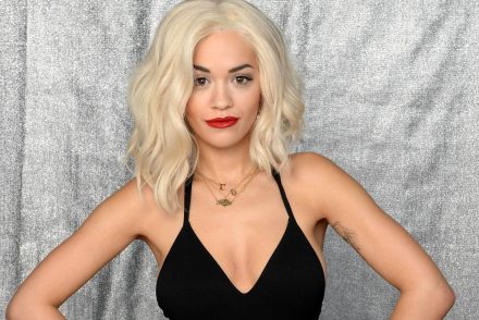 Rita Ora csak arcmaszkban léphet utcára az orvosa tanácsára