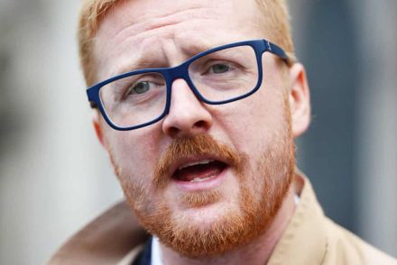 Lloyd Russel-Moyle Munkáspárti politikus bocsánatot kért J. K. Rowlingtól