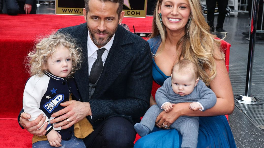 ryan reynolds csalad hollywood walk of flame