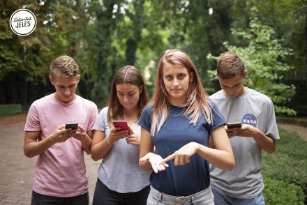 Így értelmezi újra a jelnyelv használatát Facebookon és Instagramon a SINOSZ