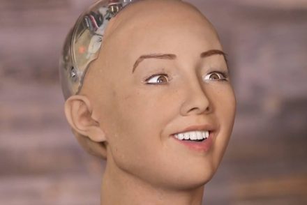 Sophia, a robot a Westworld sztárjával, Evan Rachel Wooddal közösen hódítja meg a mozivásznakat