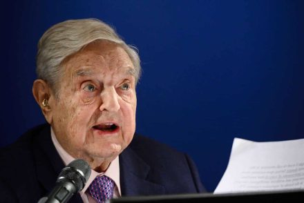 Soros György 360 milliót adományoz az állam által nem támogatott művészeknek