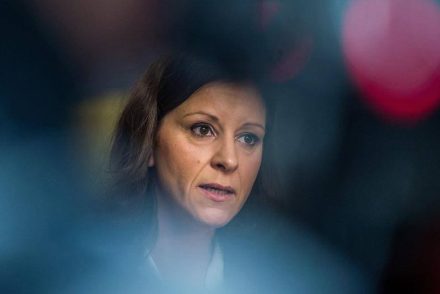Indokolatlan dudálásért megbüntették Szél Bernadettet a tüntetésen
