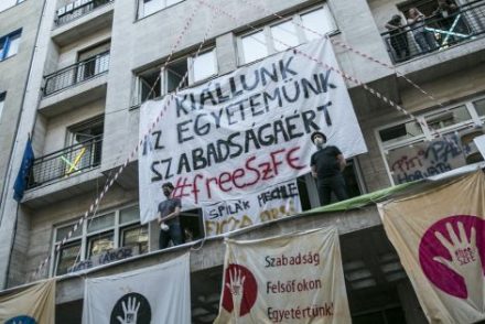 Az SZFE kuratóriumának tagja, Lajos Tamás szerint csak egy hangos kisebbség generálja a vitákat