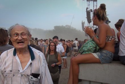 Így csajozik a 86 éves Karcsi bácsi a Sziget Fesztiválon – Videó