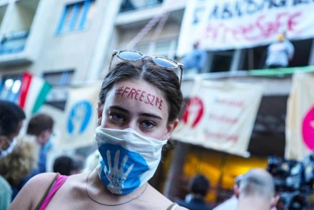 Verses tüntetéssel tiltakoztak a Színművészeti Egyetem előtt