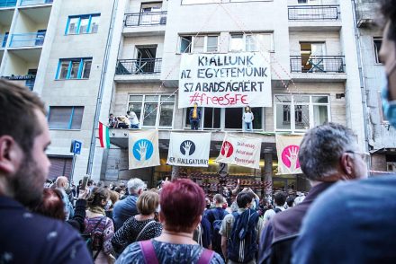 Nádas Pétertől Dragomán Györgyön át Tompa Andreáig több mint 160 író-költő tiltakozik az SZFE bedarálása ellen