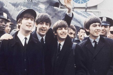 Közel 400 millió forintért árverezték el a The Beatles-kéziratát McCartney aláírásával