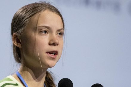 Szeptembertől Greta Thunberg is visszaül az iskolapadba