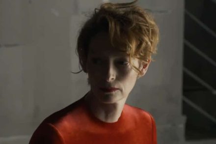 Tilda Swinton viszi a hátán Pedro Almodóvar The Human Voice rövidfilmjét