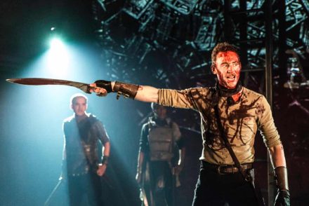 Tom Hiddleston Coriolanus szerepében: Mekkora hatalom koncentrálódhat egyetlen ember kezében?