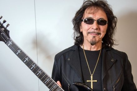 A Black Sabbath Tony Iommije eladja a gitárját, hogy támogassa az egészségügyi dolgozókat