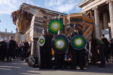 Trójai falóba bújtak a British Museum előtt tüntetők