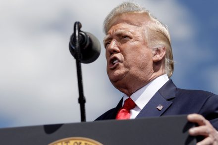 Trump tesztelés nélkül engedélyeztetné a koronavírus-ellenszert