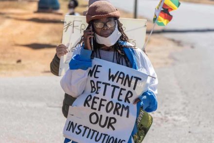 A Booker-díjra jelölt zimbabwei szerzőt, Tsitsi Dangarembgát óvadék ellenében engedték szabadon