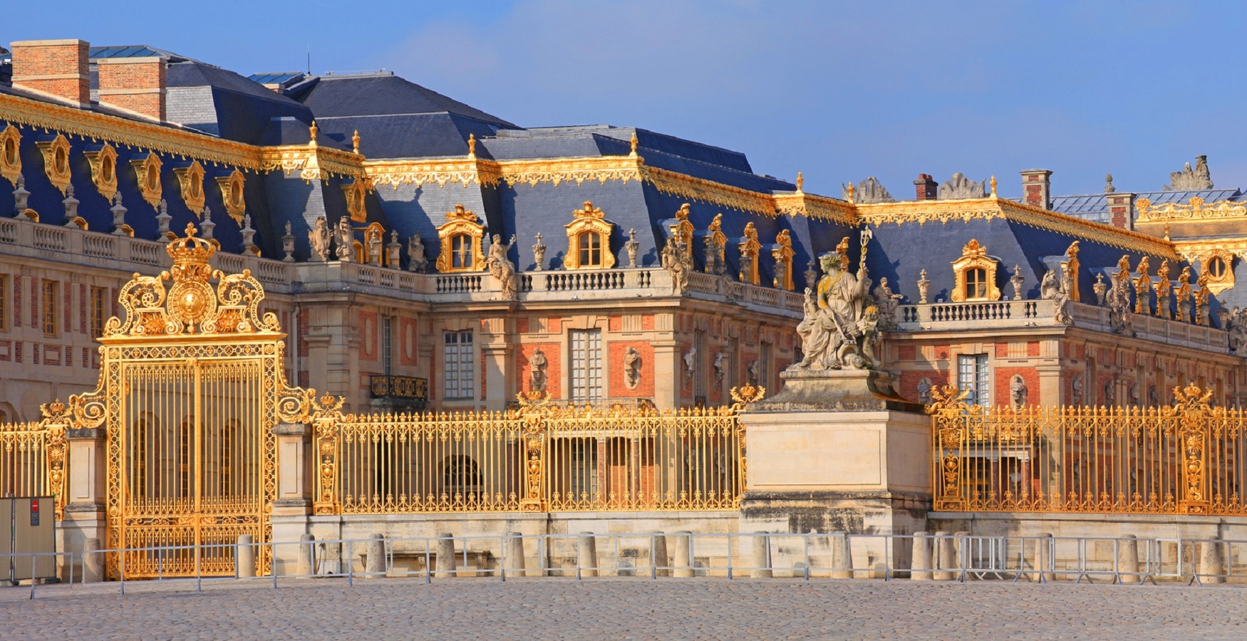 Почему версаль. Версальский дворец Версаль Франция. Версальский дворец Луи лево. Версальский дворец Версаль сверху. Версальский дворец фасад.