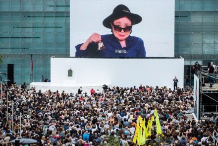 Yoko Ono a békéért csengetett a Manchesteri Nemzetközi Fesztiválon