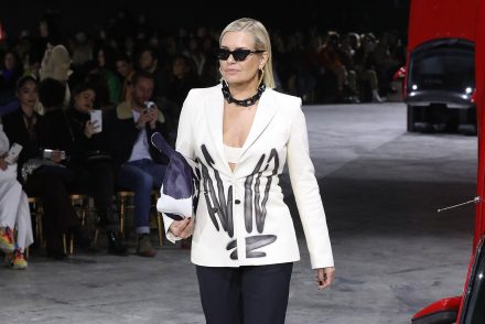 Yolanda Hadid csatlakozott lányaihoz a divathét kifutóján