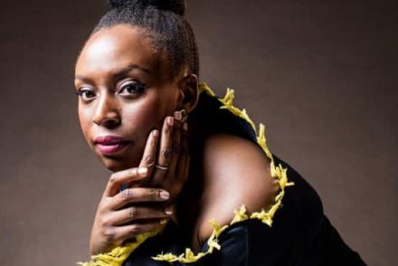 Chimamanda Ngozi Adichie, a kortárs világirodalom egyik legjelentősebb alakja lett a Women’s prize abszolút győztese Az aranyló fél napkoronggal
