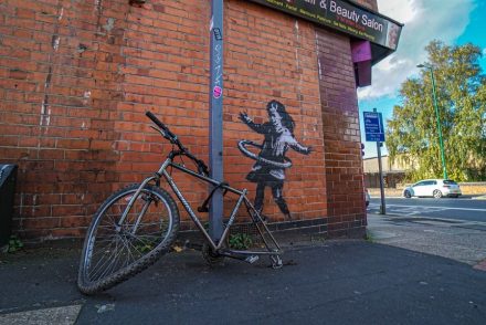 Banksy ócskavas biciklijének hátsókerék nélkül is lábakélt
