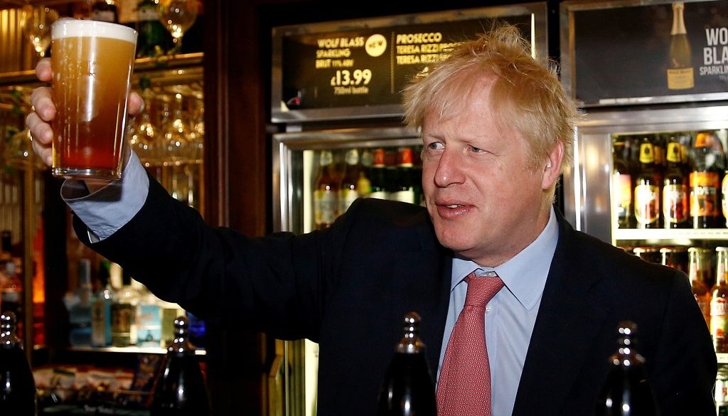boris johnson koronavirus lezaras lockdown kocsmak pubok kidobott kiontott sorok