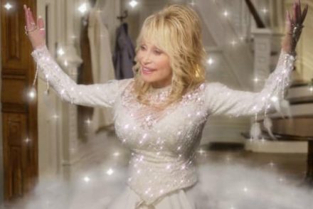 Dolly Parton 300 millióval segítette a Moderna Covid-19 vakcinakutatását