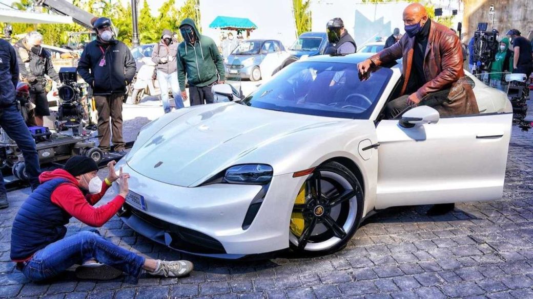 dwayne johnson magassaga porsche red notice film netflix