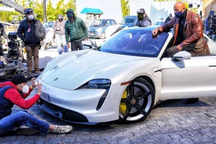 Dwayne Johnson nem fért be egy Porsche-ba, újra kell szervezni a Red Notice forgatását