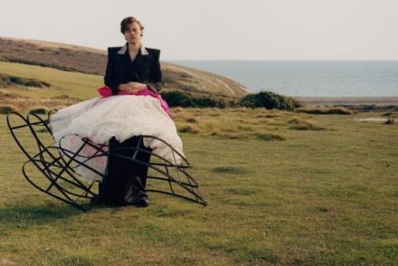 Harry Styles csipkeszoknyában pózol a Vogue decemberi címlapján