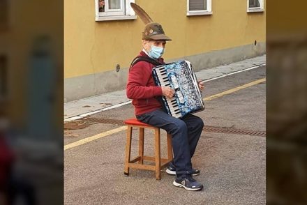Elhunyt az idős olasz hölgy, akinek férje a kórházi ablak alatt adott szerenádot