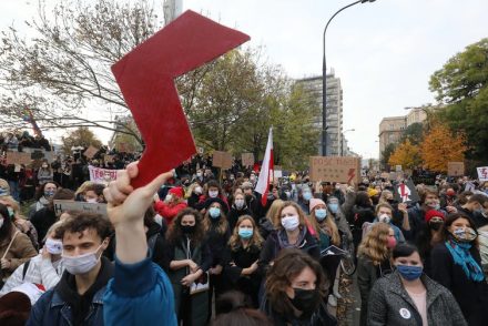 Villám, szexsztrájk és házimunka helyett utcára vonulás: így tiltakoznak a nők